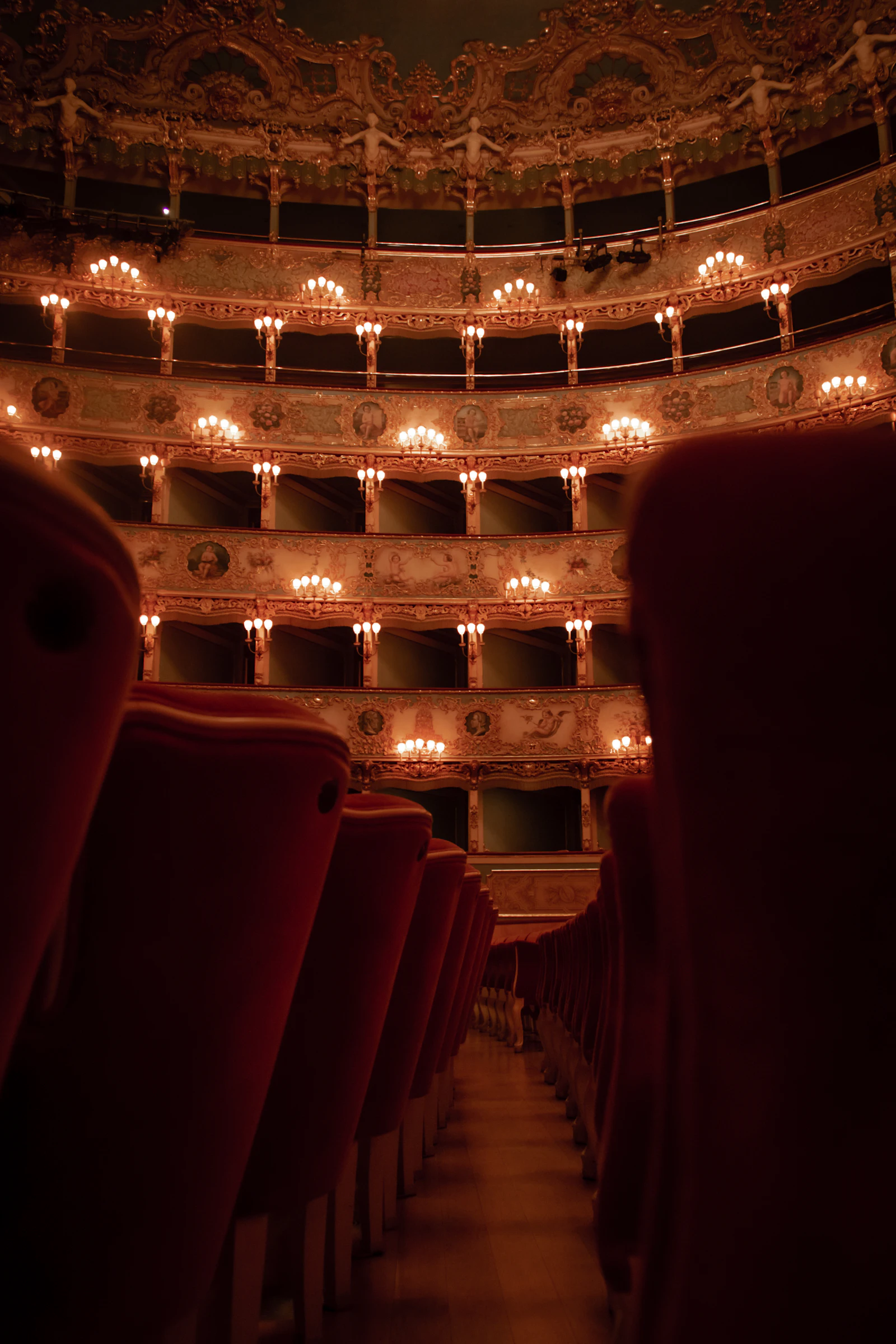 Camarotes dourados de um teatro de ópera vistos a partir da plateia