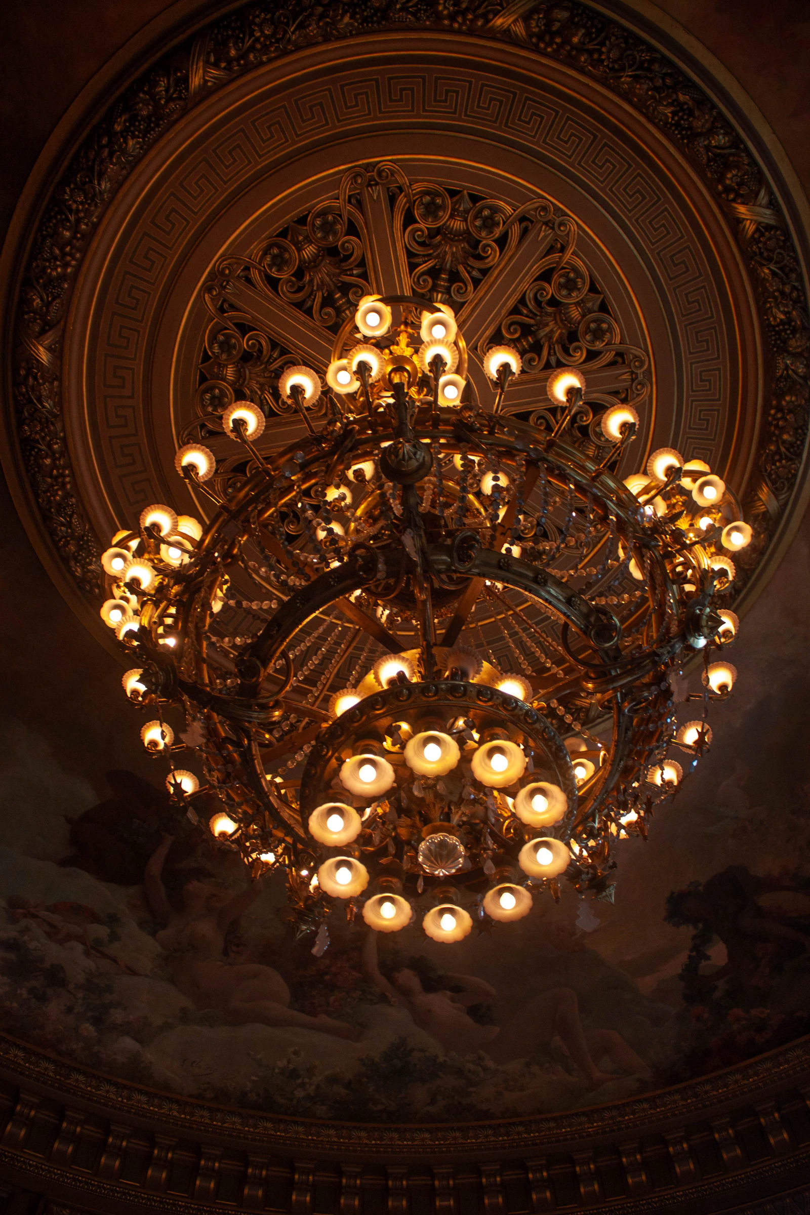 Lustre de cristal iluminado visto de baixo