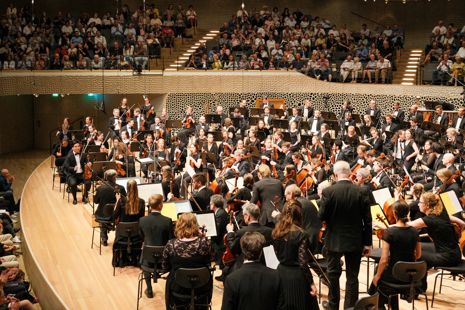 Orquestra sinfónica em palco durante um concerto