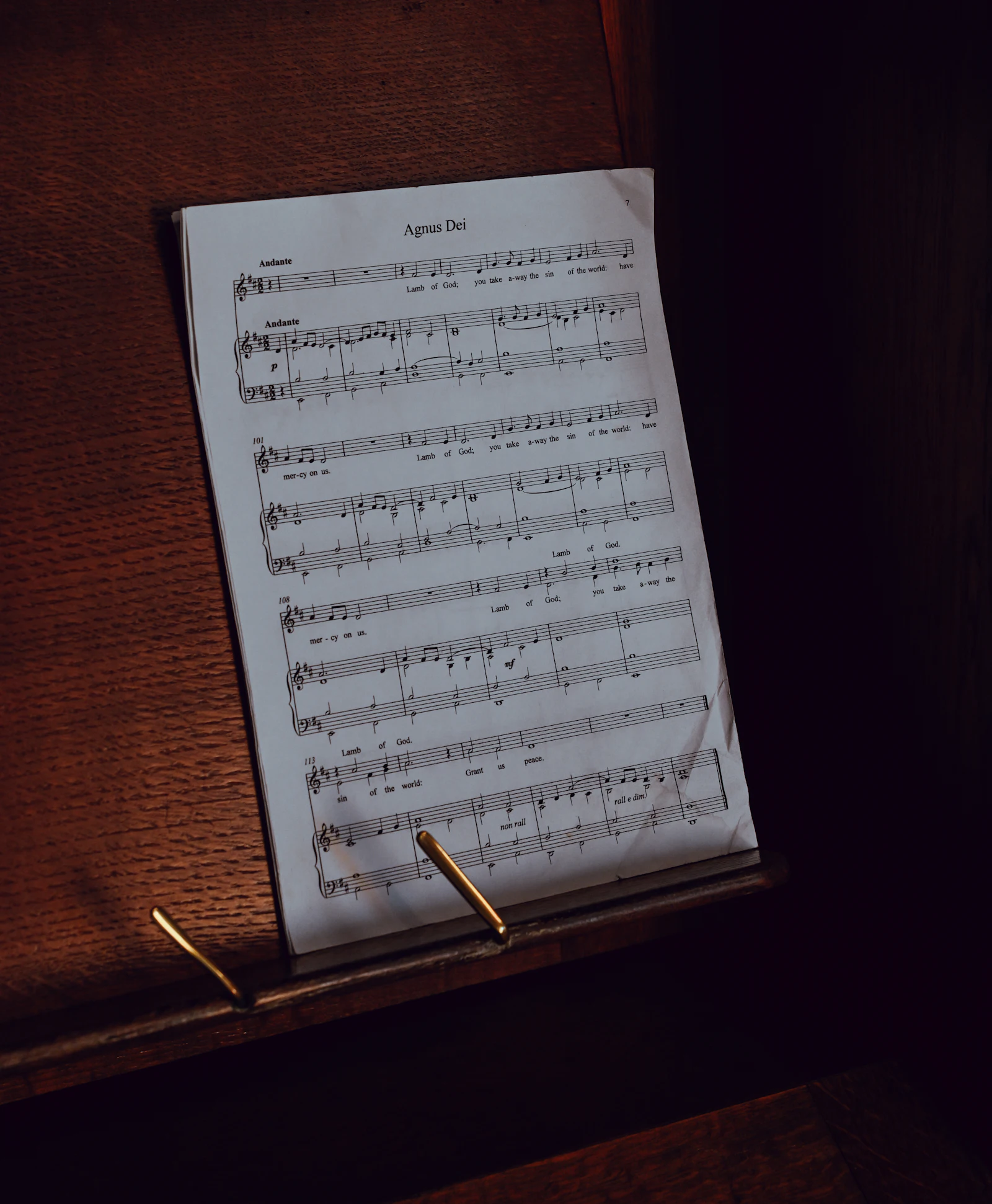 Partitura aberta numa estante de música, em contraluz