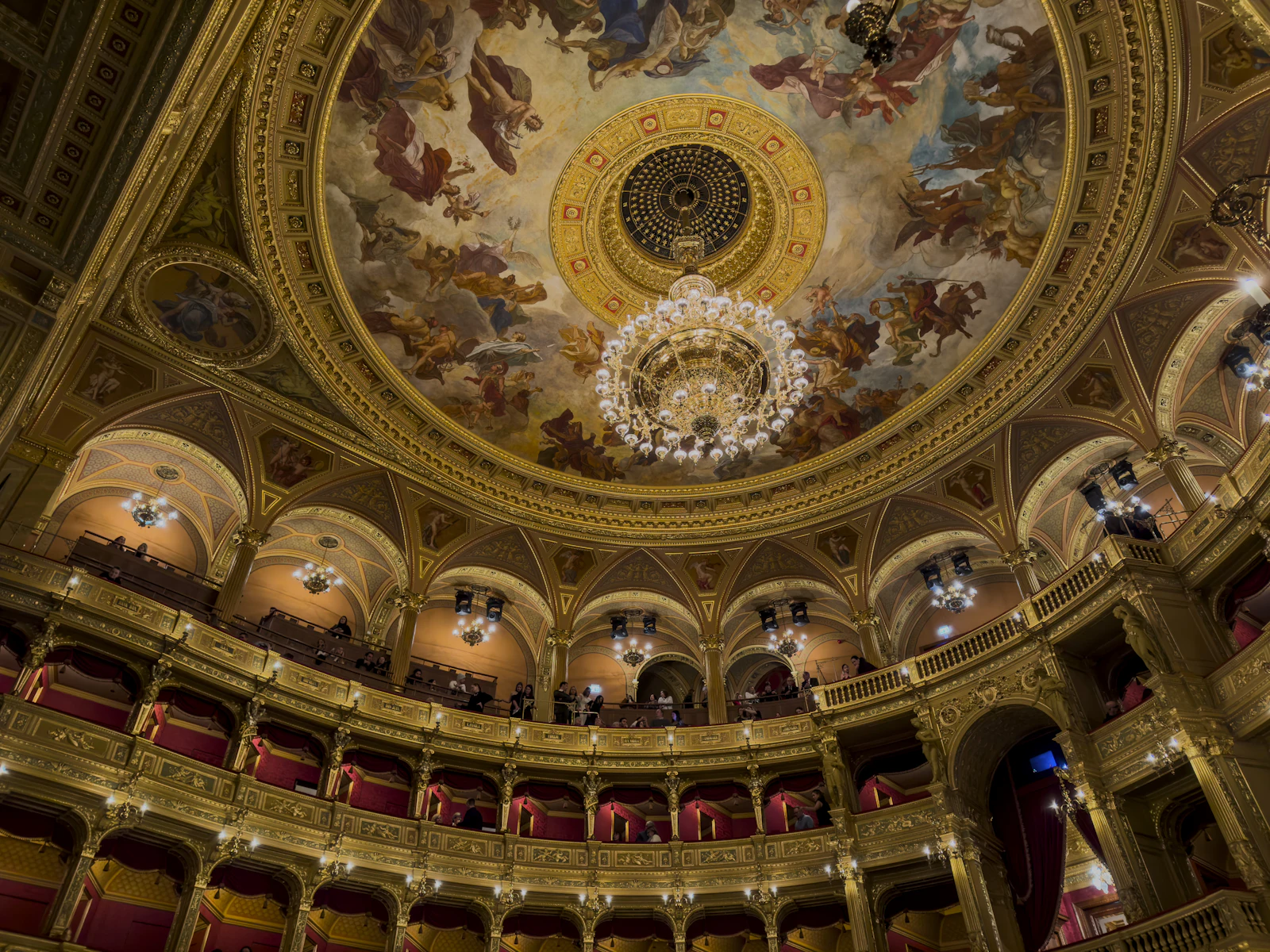 Teto ornamentado de um teatro de ópera com frescos e lustre